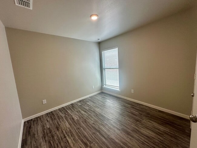 Building Photo - 3 bed 2 bath Duplex Available