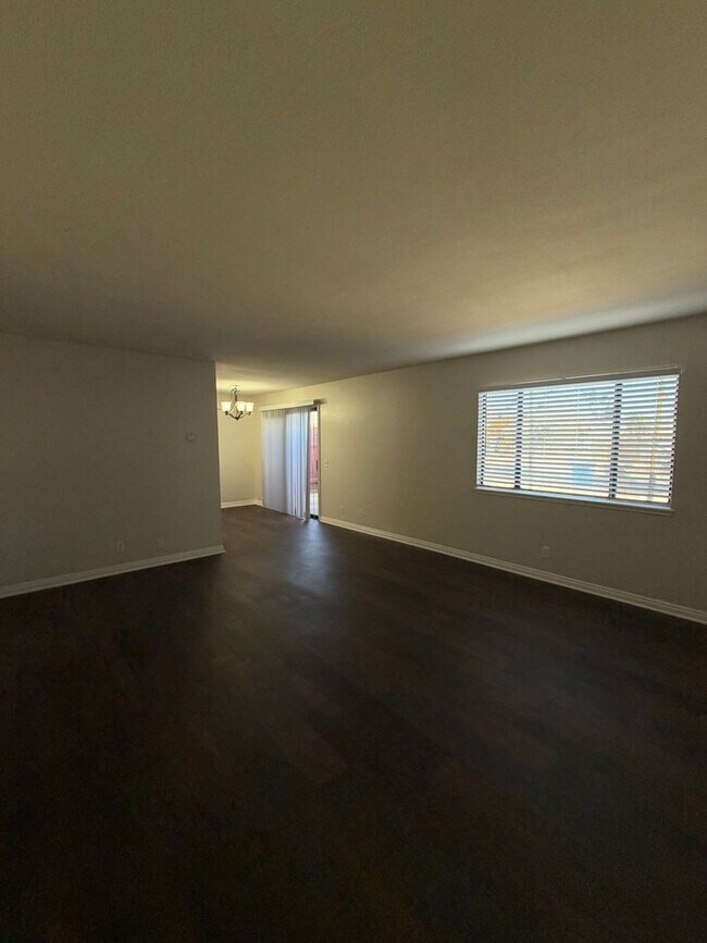 Building Photo - 1125 E Ventura St