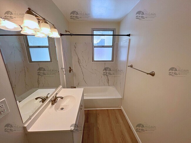 Building Photo - Newly upgraded 3 bd/1.5 bath with fenced yard