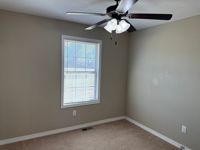 Building Photo - Beautiful Home in Deer Lake Estates