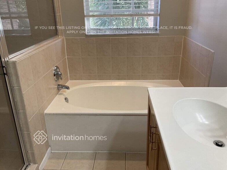 Building Photo - 5821 Azalea Cir