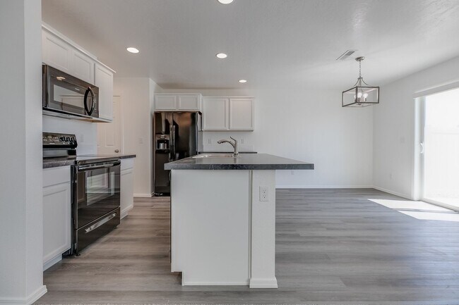 Building Photo - 3 Bedroom Townhome Available