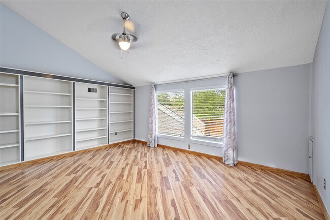 Building Photo - 707 Center Hill Dr