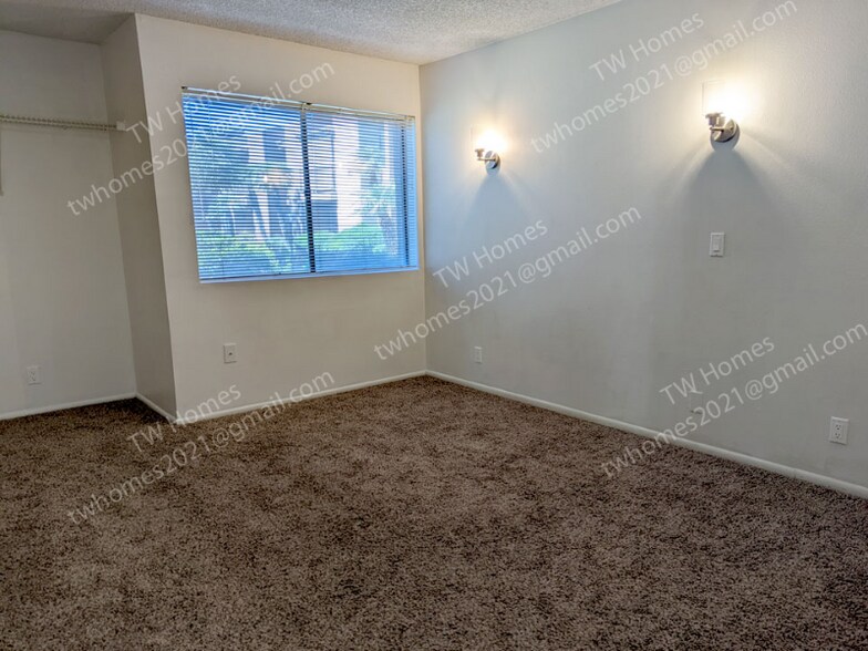 Building Photo - 1111 E University Dr