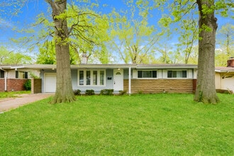 Building Photo - Fantastic 3bd/2ba home! Coming soon!