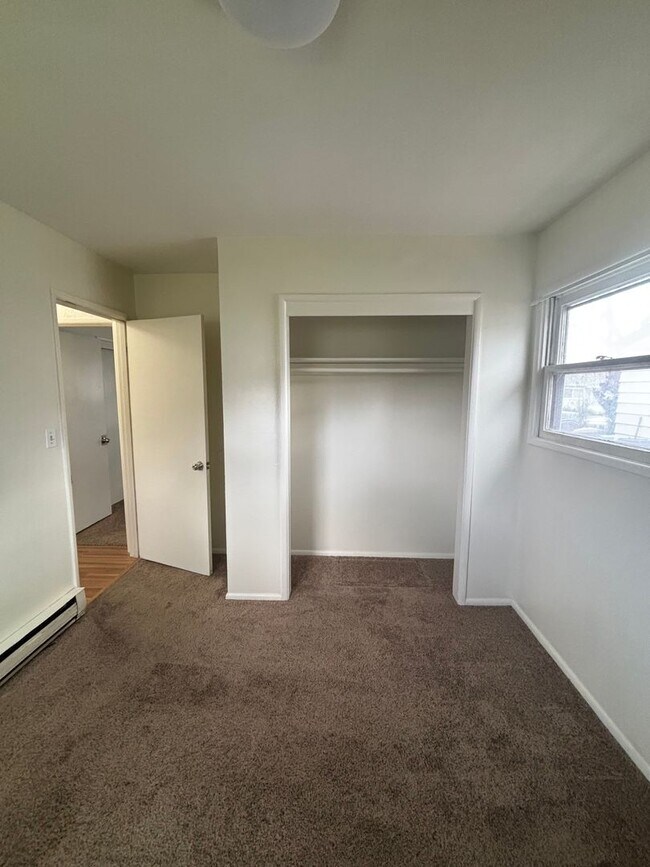 Building Photo - 3BR Home with Large Yard  Steps from Chenowith Elementary