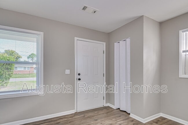 Building Photo - 128 E Hall St