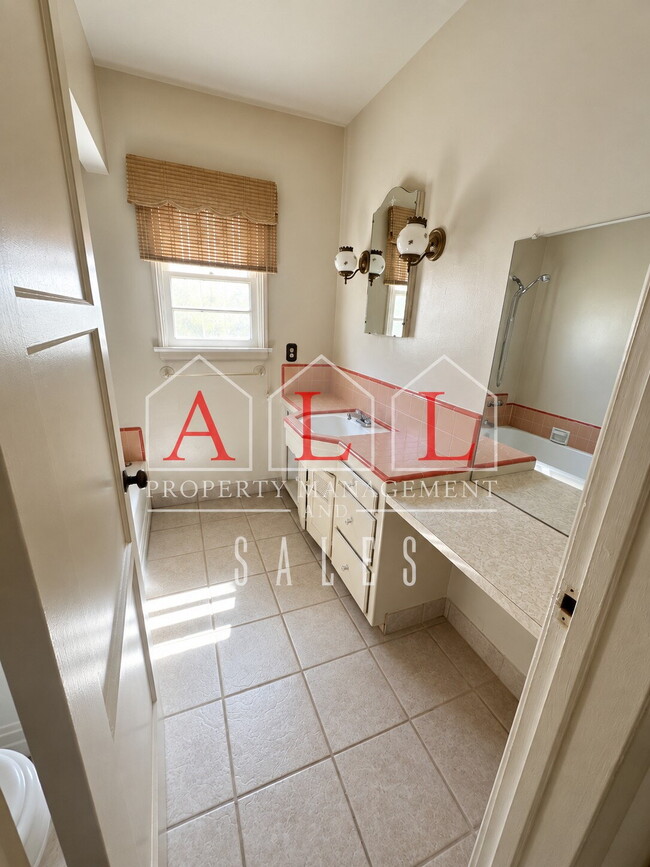 Building Photo - 2520 La Siesta Dr