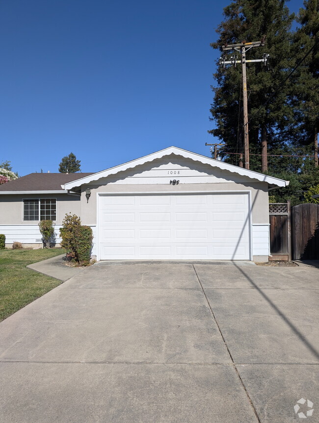 Building Photo - 1008 Huntingdon Dr