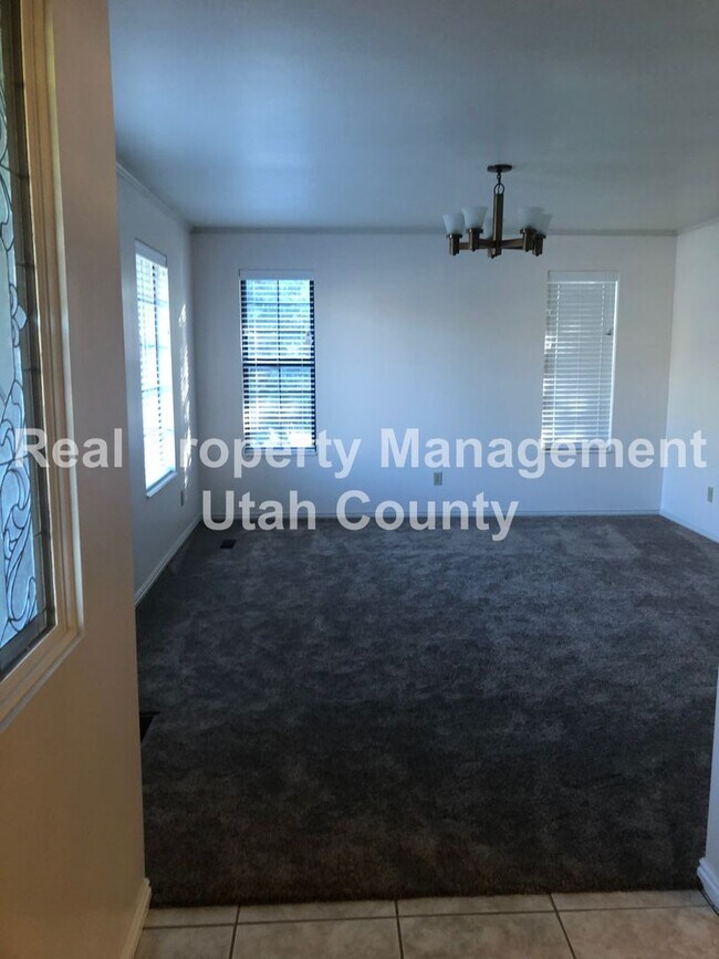 Building Photo - Spacious Lehi Home