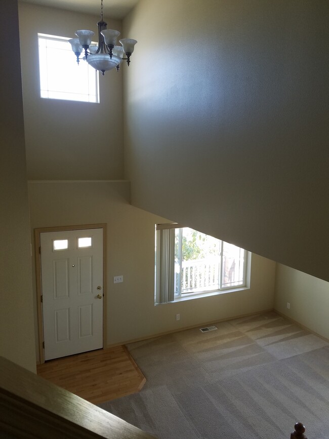 Building Photo - 4 Bedroom 2.5 Bath plus Bonus Room in East...
