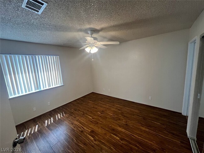 Building Photo - 914 Scarlet Ridge Dr