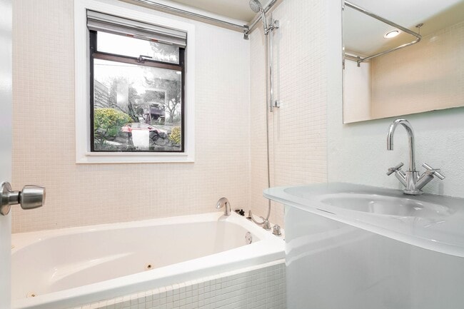 Building Photo - Modern Oasis in Seattle: 2-Bed, 2-Bath with Luxurious Amenities!