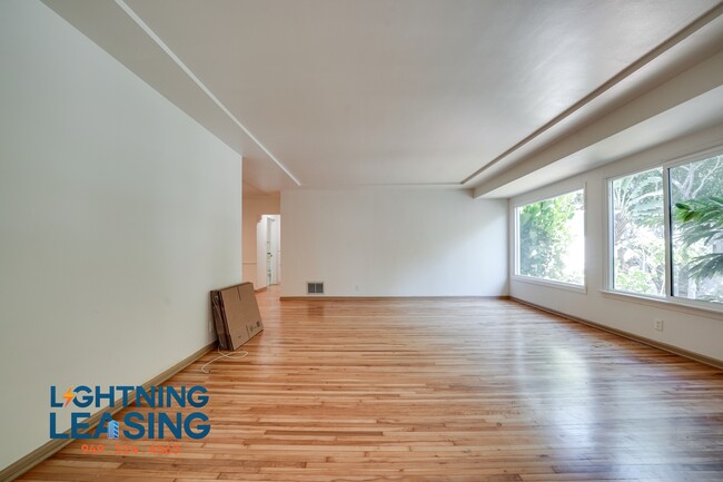 Building Photo - 1323-1325 N Harper Ave