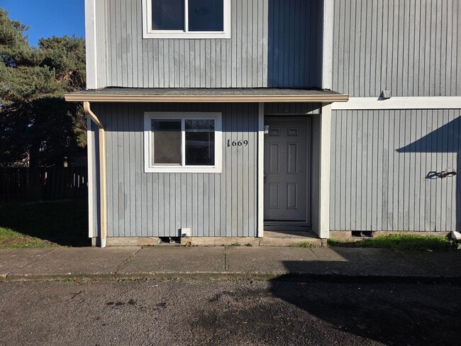 Building Photo - 1669 Salishan St SE