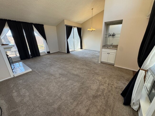 Building Photo - 2 Bedroom 1 Story Town Home