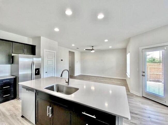 Building Photo - 1021 Winnsboro Lp