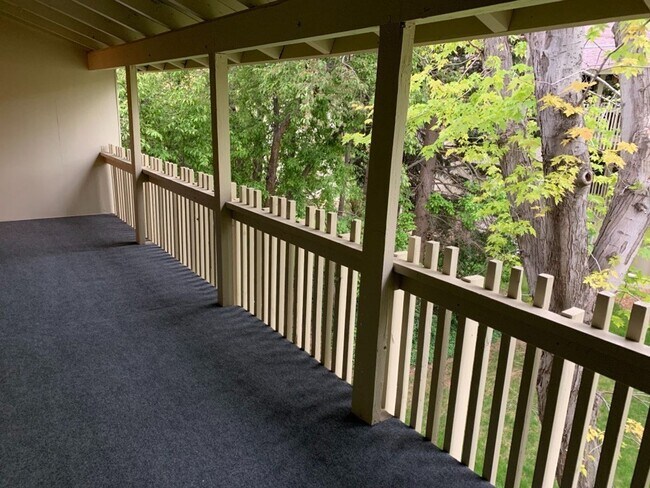 Building Photo - Beautiful 2 Bedroom Two Mile Creek Condo ; Remodeled and Updated right next to Rayback