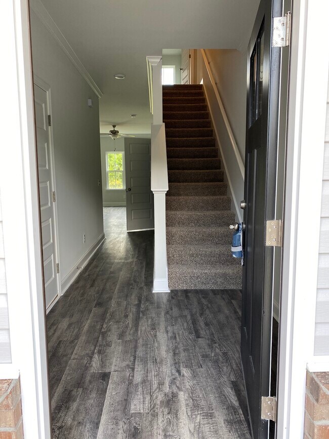 Entryway - 78 Horizon Ln