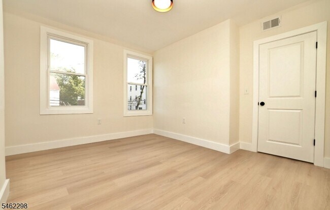 Building Photo - 470 14th Ave
