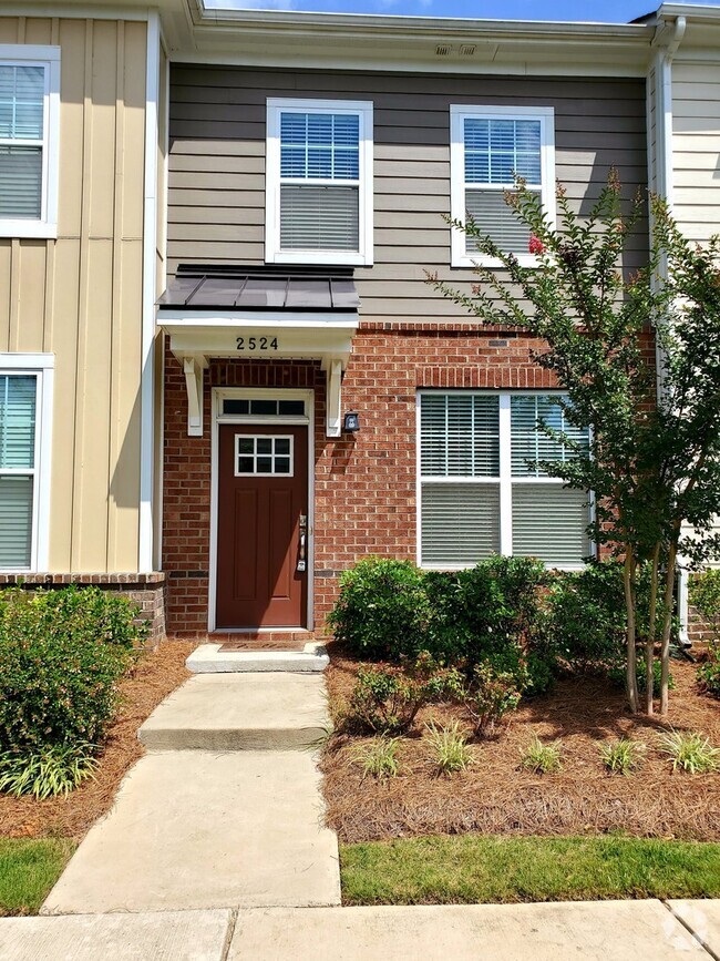 Building Photo - Beautiful townhouse close to uptown