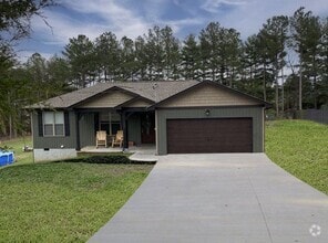 Building Photo - 3 BR w/ Garage Nice Lot