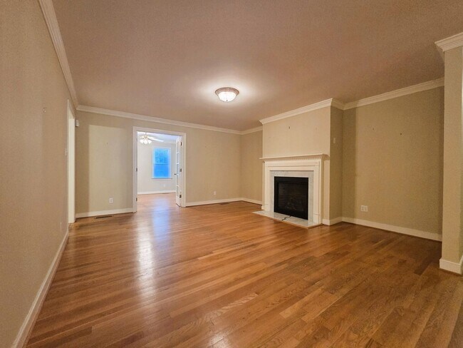 Building Photo - 4206 Tweedsmuir Rd