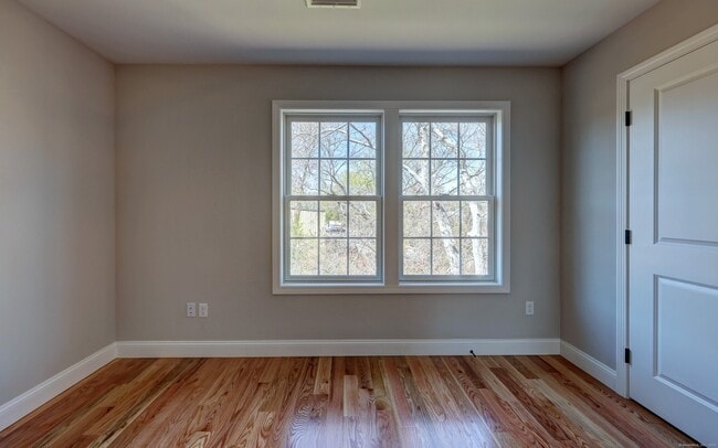Building Photo - 337 Meadowside Rd