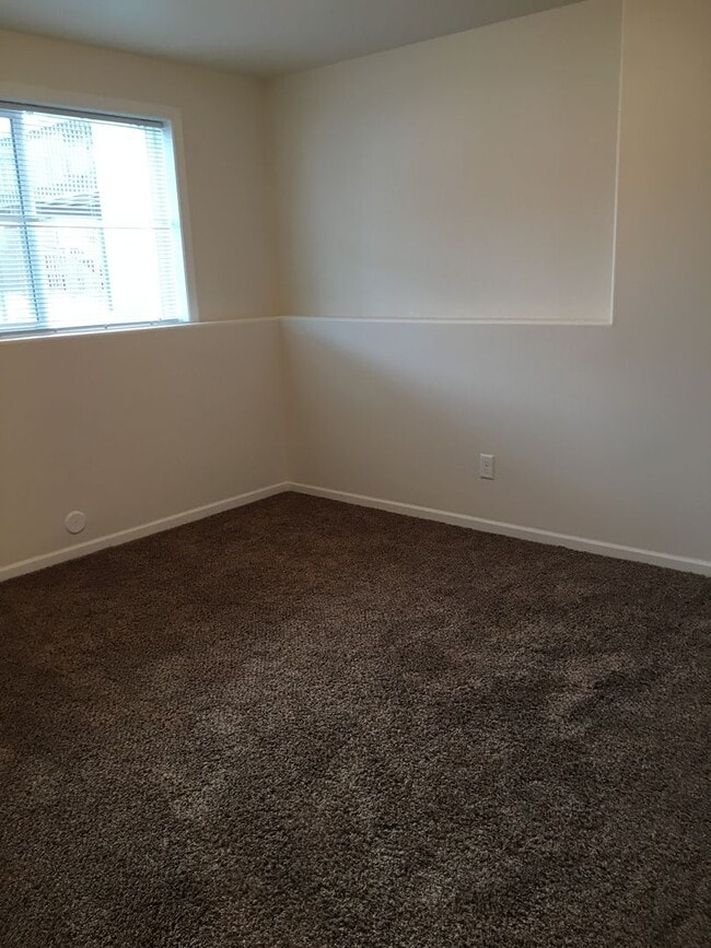 Building Photo - 3 Bed 2 Bath Twin Home