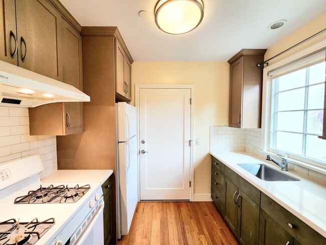 Building Photo - Amazing 1 bedroom with private backyard an...