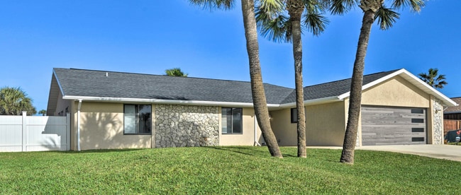 Primary Photo - WALK TO THE BEACH! 4 bed, 2 bath, 2 car ga...