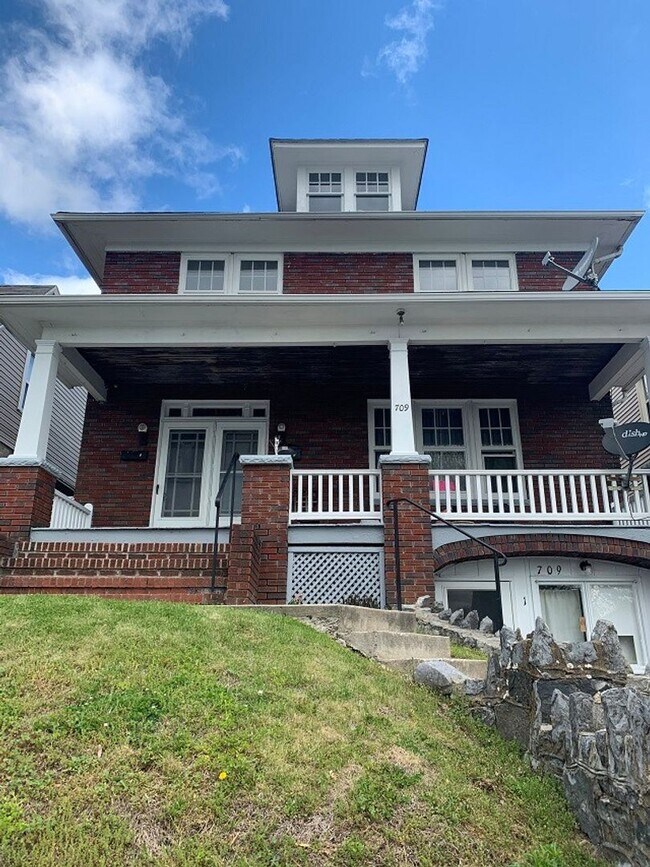 Primary Photo - 709 Guilford Ave
