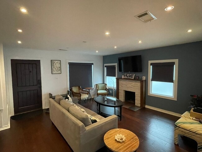 Building Photo - Charming 3 bedroom 3.5 bathroom in North Park