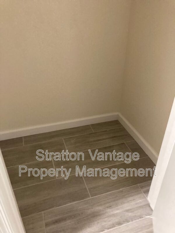 Building Photo - 1017 S Clancy Cir