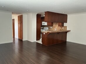 Building Photo - Los Caballeros #301