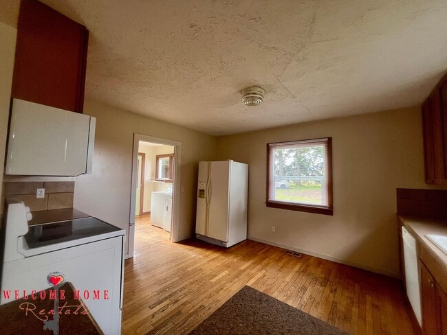 Building Photo - Unique opportunity - Bring your horses!