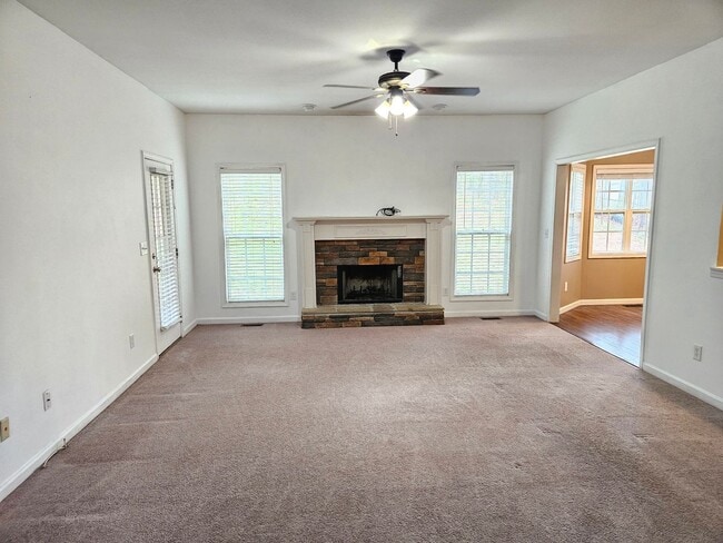Building Photo - Rare 3 bedroom 2.5 bath home located in Dallas