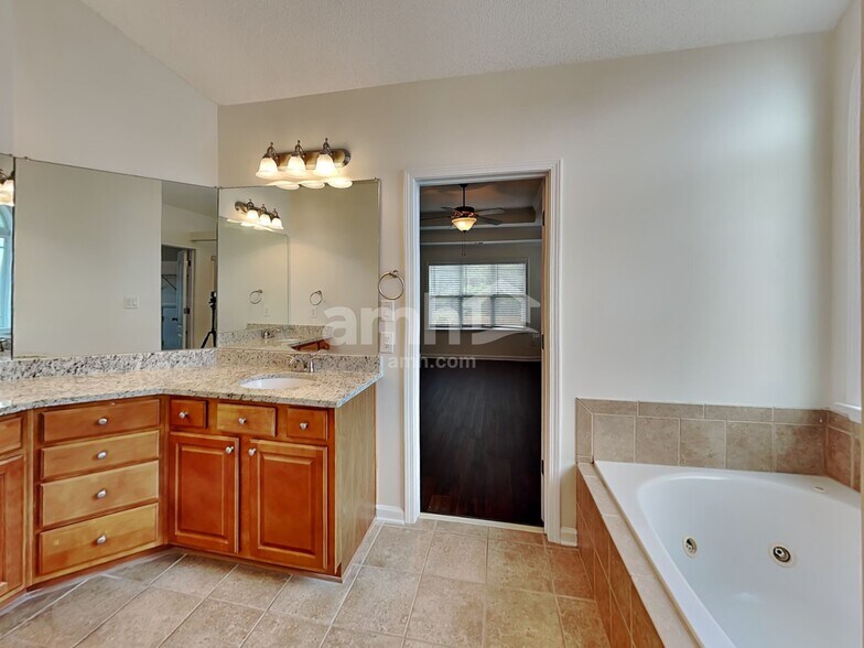 Building Photo - 145 Summit Point Dr