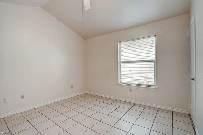 Building Photo - "Cozy 1-Bedroom Retreat in San Marcos – Perfectly Sized at 651 Sq Ft on Burleson Street!"