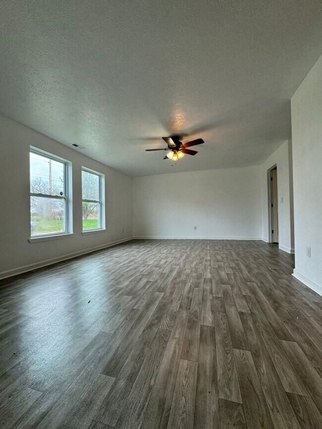 Building Photo - Country living with this large 3 bedroom 2 full bath home