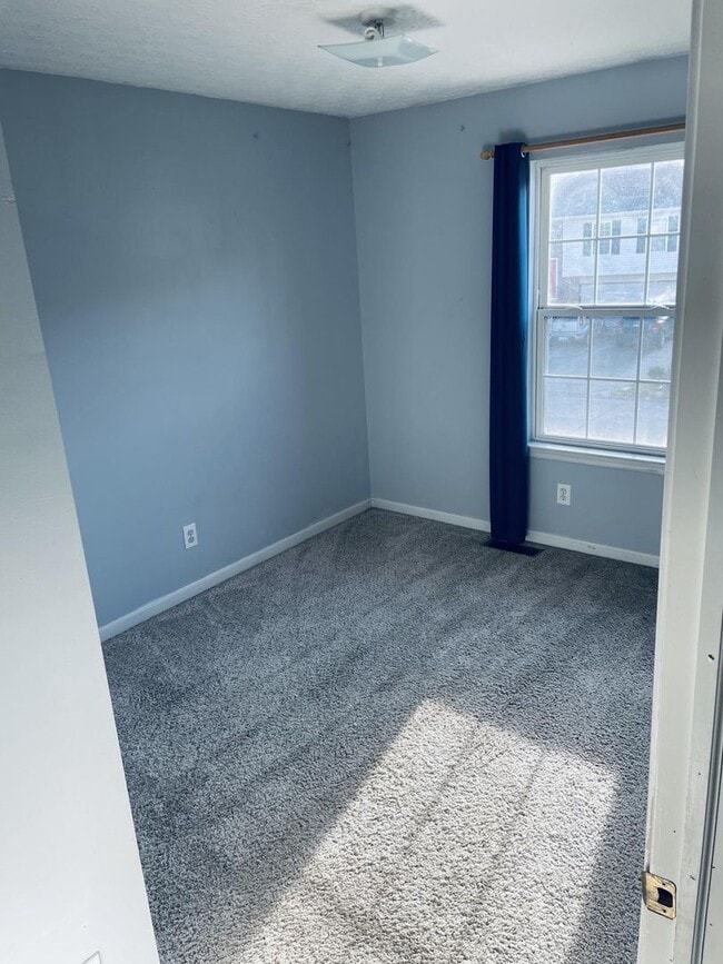 Building Photo - Beautiful 3 Bed, 3 Bath Home in Burlington – Finished Basement, 2-Car Garage & Fenced Yard!