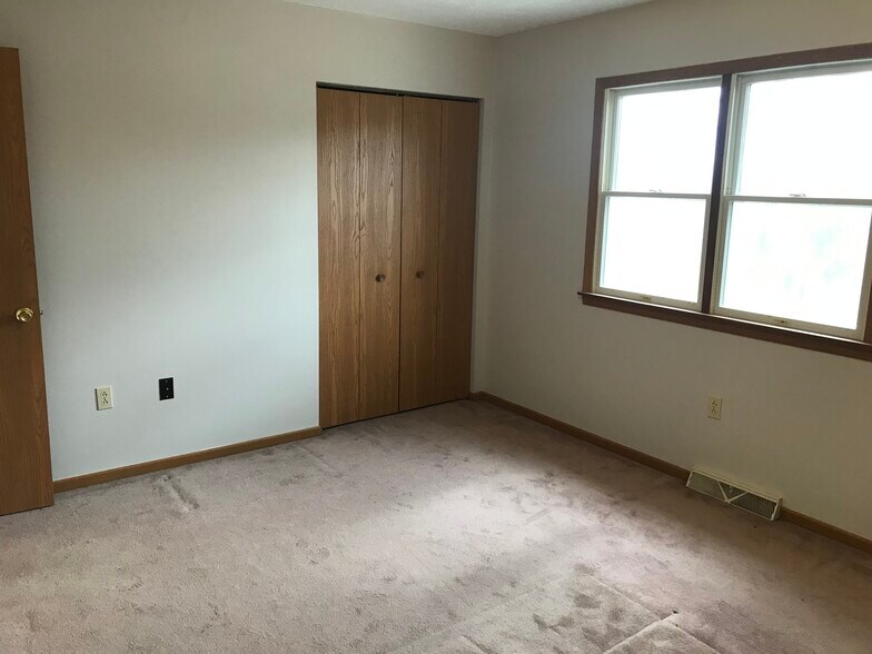 Building Photo - 116 Woodcrest Dr