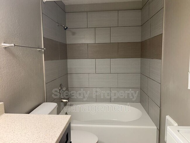 Building Photo - 1822 S 95th St