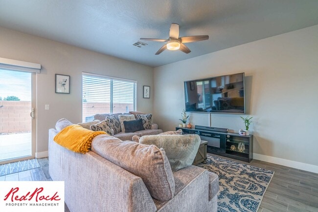 Building Photo - Beautiful townhome in desirable neighborho...