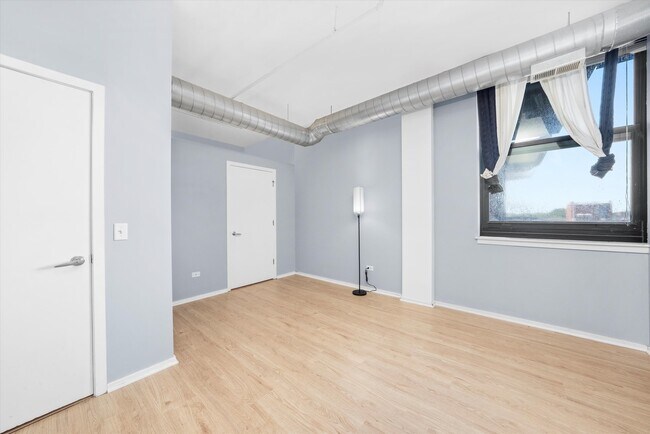 Building Photo - 2323 W Pershing Rd