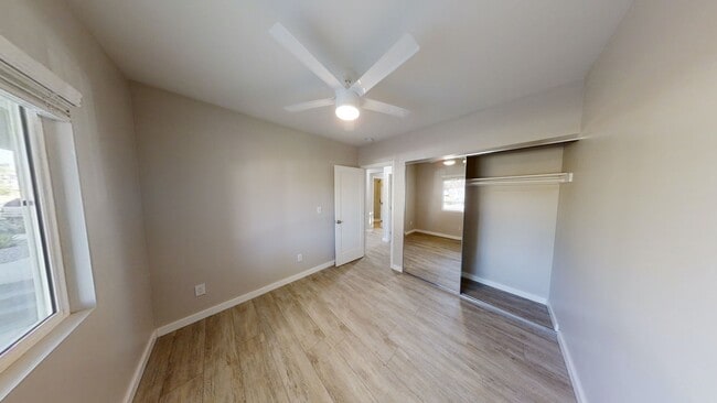Building Photo - 7 BD, 3 BR. Spacious Yard!!
