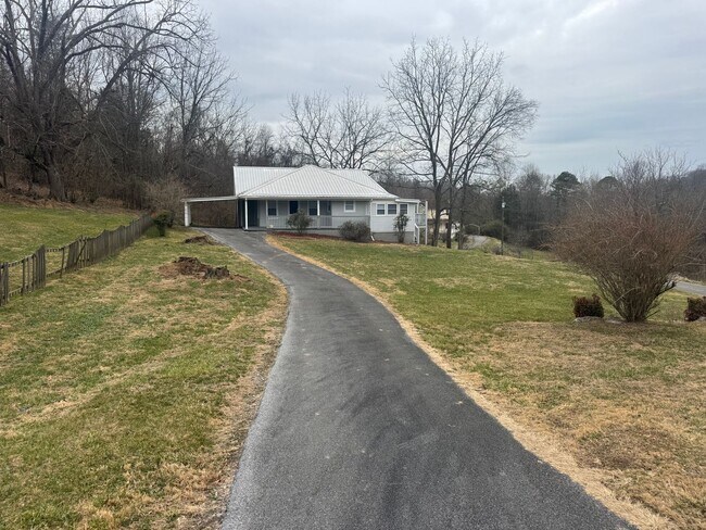 Building Photo - 2 Bedroom 2 Bathroom Home in Bluff City, TN