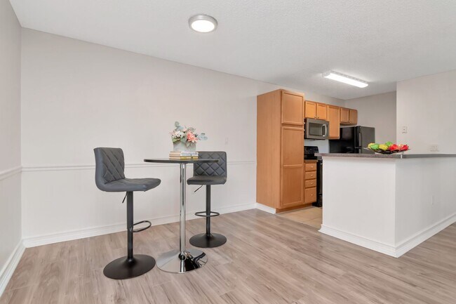 Building Photo - Ground Floor 1 BR + Den in Brandon with Resort Amenities