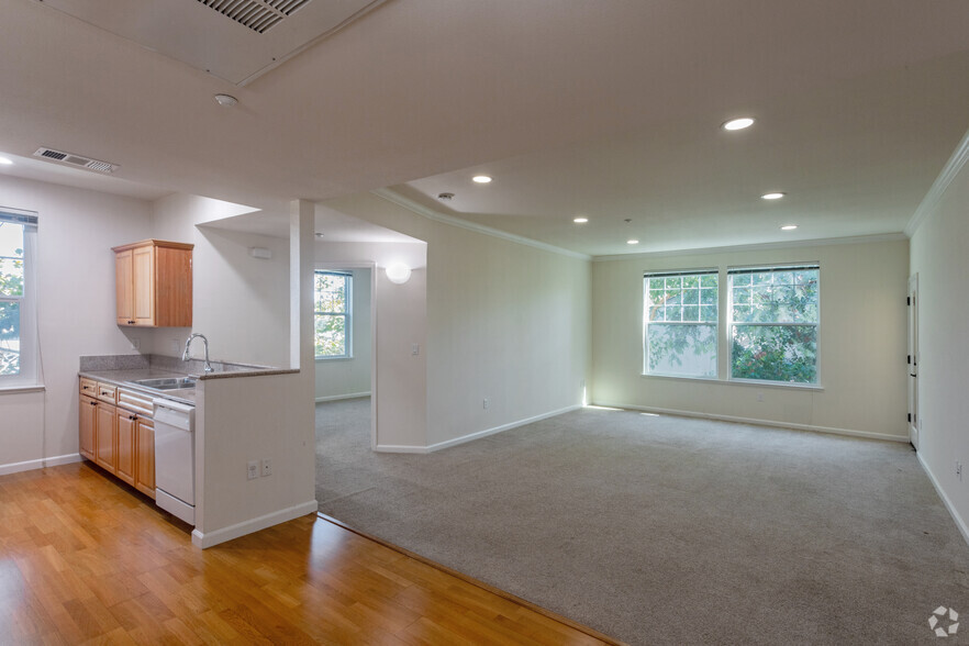 2BR,1BA - 2100SF - Living Room - Encinal Place