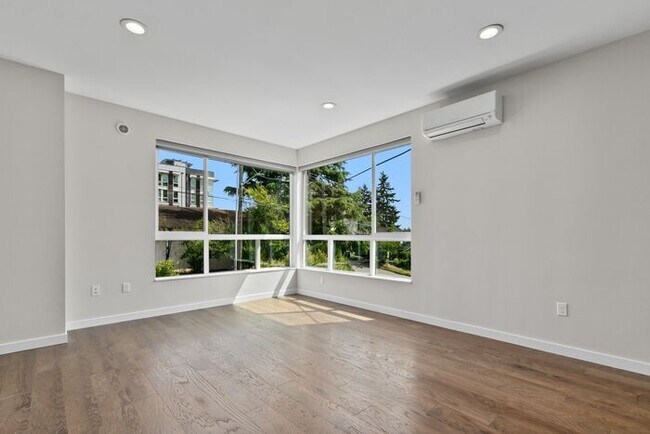 Building Photo - Trendy West Seattle Townhome w/Air Conditi...